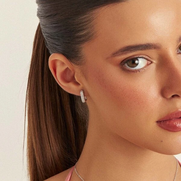 Brinco Argolinha Retangular Cravejado com Zircônias em Ródio