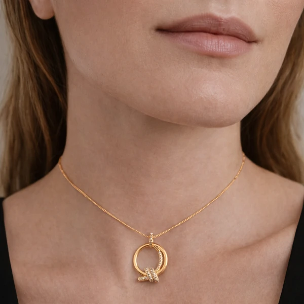 Colar No com Zircônias em Dourado