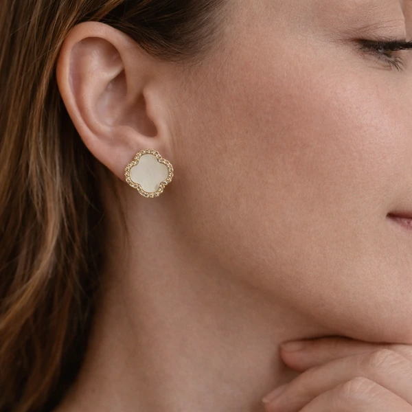 Brinco Trevo Madrepérola Cravejado com Zircônias em Dourado