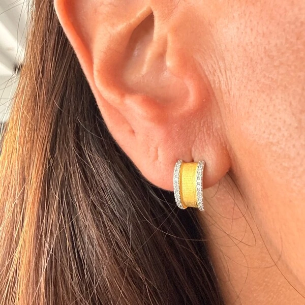 Brinco 1/2 Argola Fosca e Lateral Cravejada com Zircônias em Prata 925