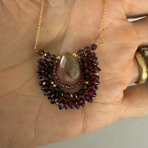 Colar Longo Bolinhas Delicadas com Ping Granada e Opala Rosa