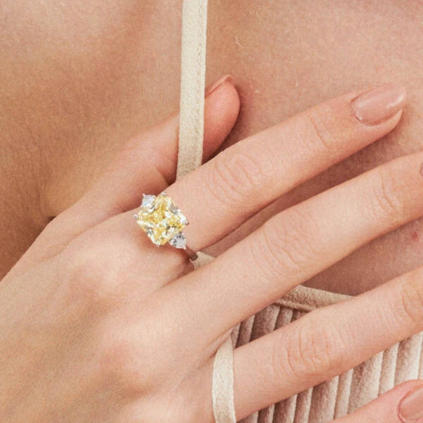 Anel Solitário Quadrado Citrino e Zircônias em Prata 925