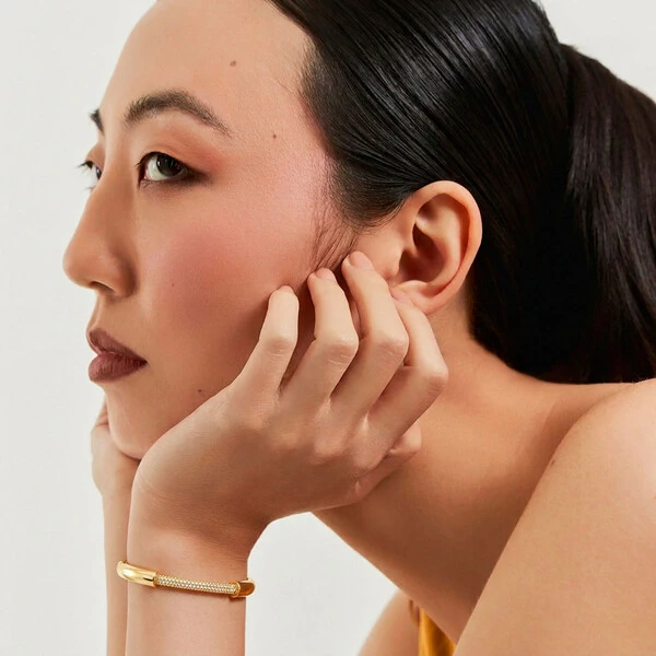 Bracelete Roliço Cravejado com Zircônias em Dourado