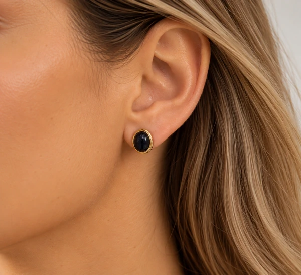 Brinco Oval Pequeno Preto em Dourado