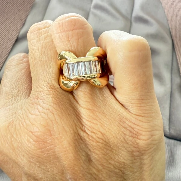 Anel Grande 2 Elos e Meio Zircônias Baguetes em Dourado