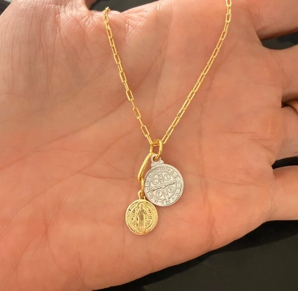 Colar Corrente Cartier Dourada com 2 São Bentos