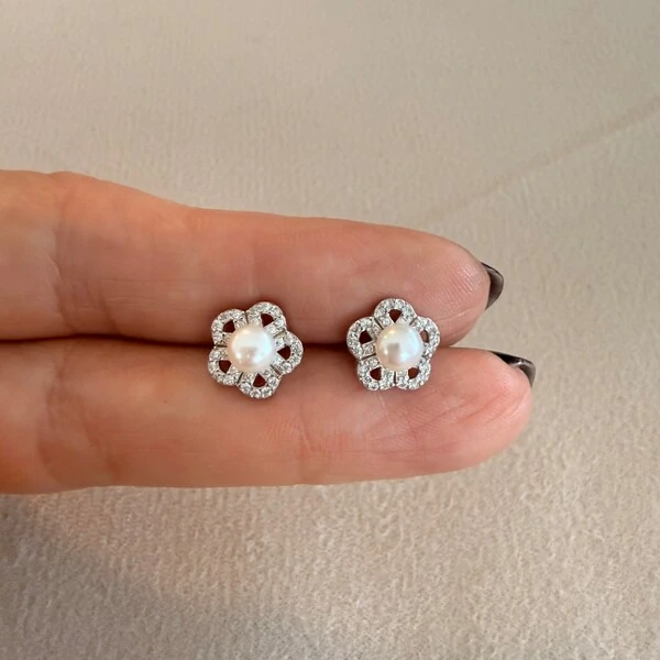 Brinco Flor Pétalas Zircônias e Miolo Pérola Shell em Prata 925