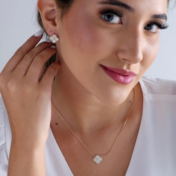 Colar Trevo em Madrepérola com Miolo e Lateral com Zircônias em Dourado