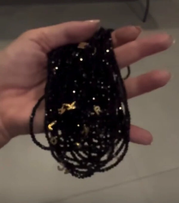 Colar Cristal Preto com Letra Inicial Cravejada com Zircônias em Dourado