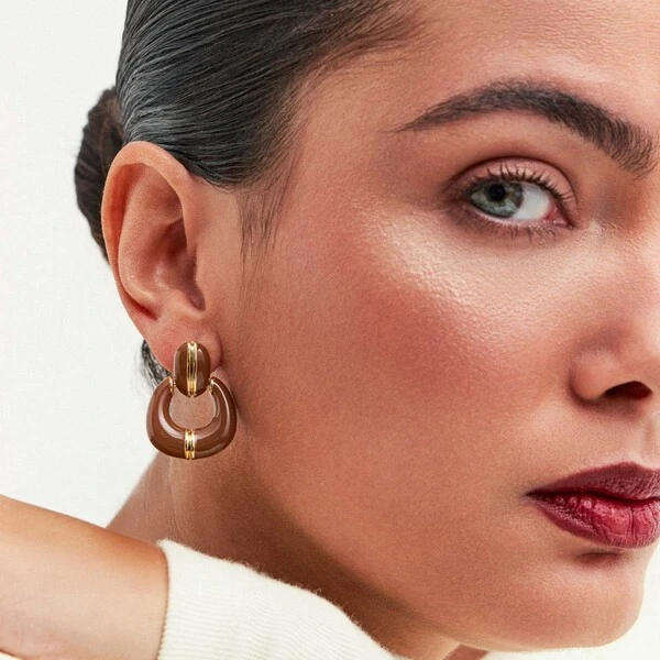 Brinco Pendurado Esmaltado Marrom em Dourado