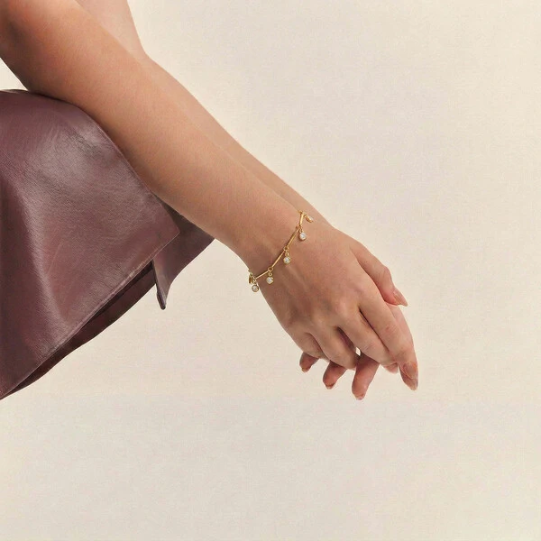 Pulseira Fininha com Pontos de Luz Pendurados em Dourado