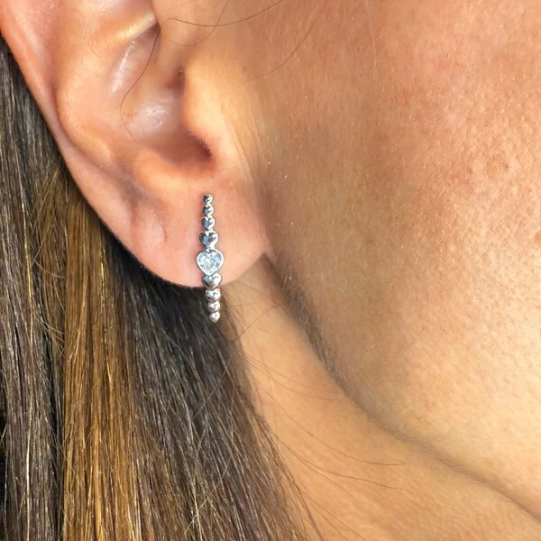Brinco Earcuff Coraçõezinhos e 1 Zircônia em Ródio