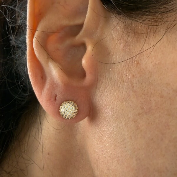 Brinco 1/2 Bola Cravejada com Zircônias em Dourado