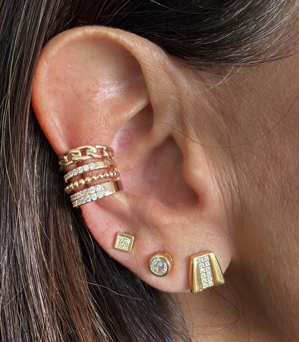 Piercing Fake Corrente, Bolinhas e Cravejado em Dourado