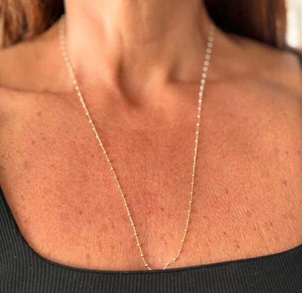 Colar Longo Bolinhas Espaçadas em Dourado