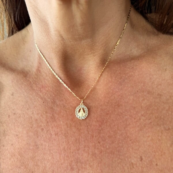 Colar Nossa Senhora Oval com Zircônia Baguetada em Dourado