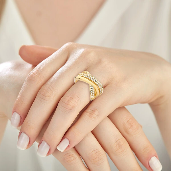Anel Entrelaçado Liso e Cravejado com Zircônias em Dourado