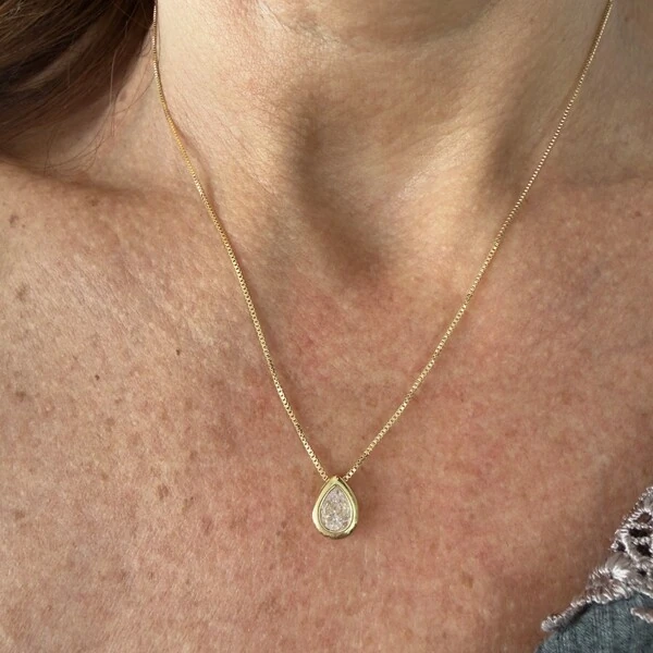 Colar Gota Zircônia Caixa Inglesa em Dourado