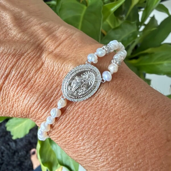 Pulseira Pérola Natural com Pingente N Sra das Graças em Prata 925