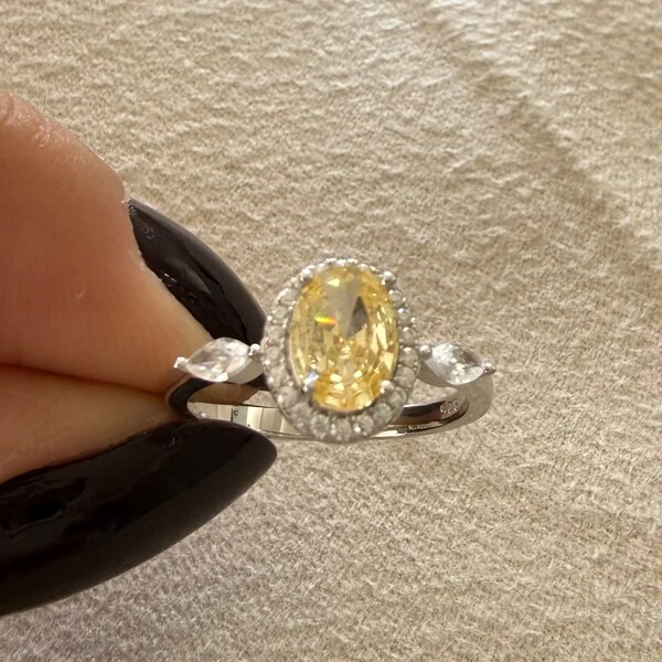 Anel Princesa Oval com Zircônias em Prata 925