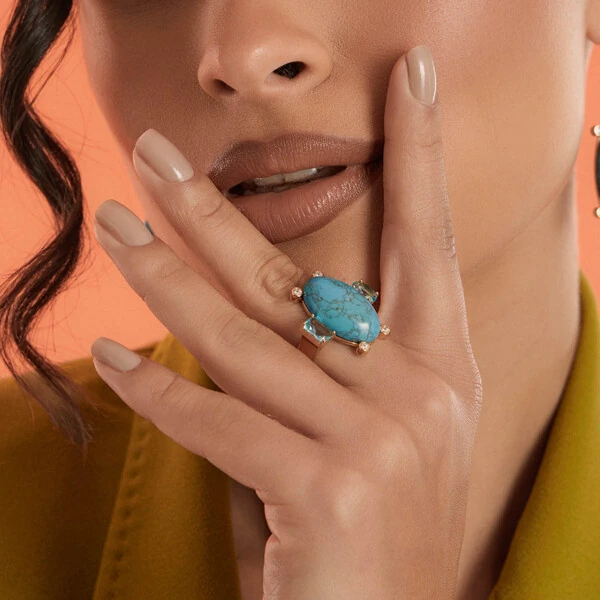 Anel Turquesa Oval com 1 Cristal Azul e 3 Zircônias em Dourado