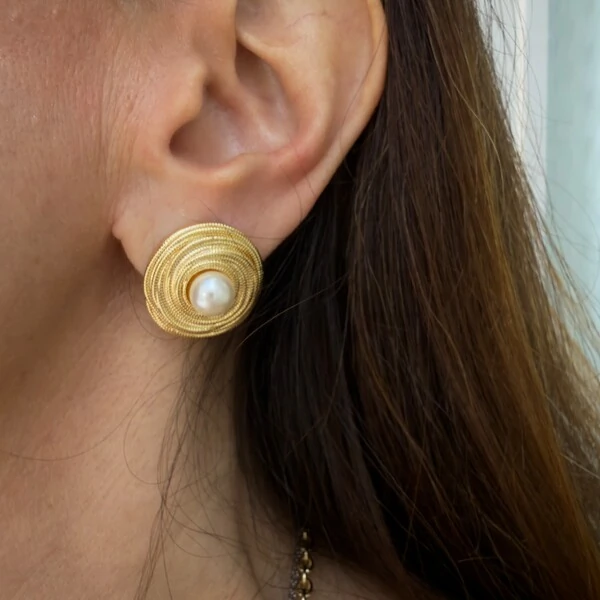 Brinco Redondo Rococó com Pérola Shell em Dourado