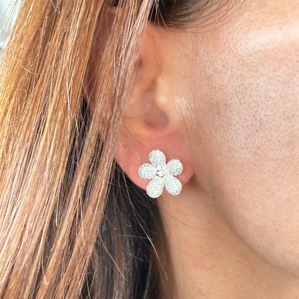 Brinco Flor Cravejada com Zircônias em Ródio