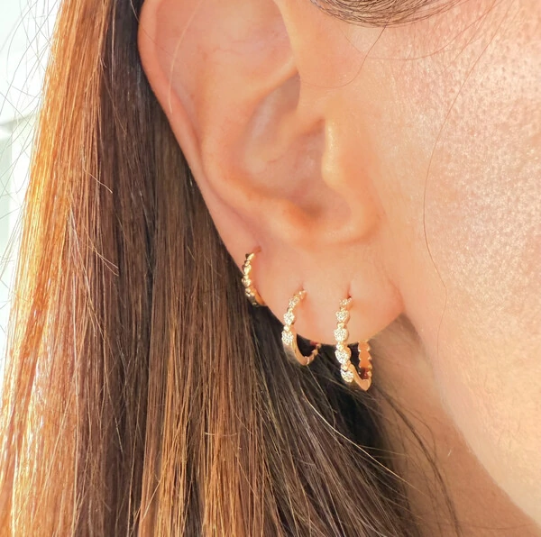 Brinco Argolinha Cravejado com Zircônias em Dourado
