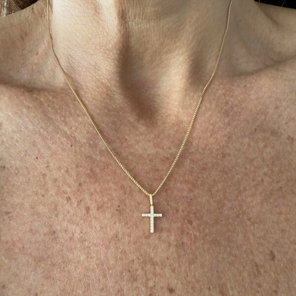Colar com Cruzinha Cravejada com Zircônias em Dourado