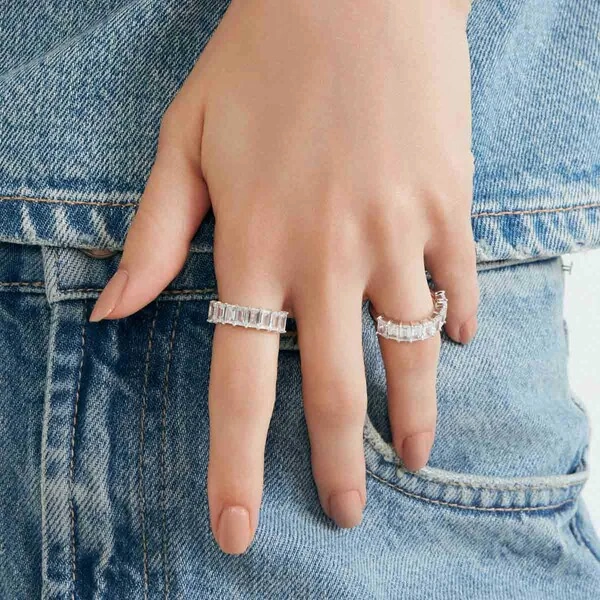 1/2 Aliança Zircônias em Baguetes na Prata 925