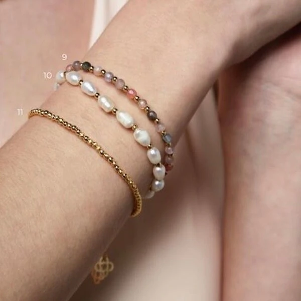 Pulseira Pedras Naturais com Bolinhas Douradas em Dourado