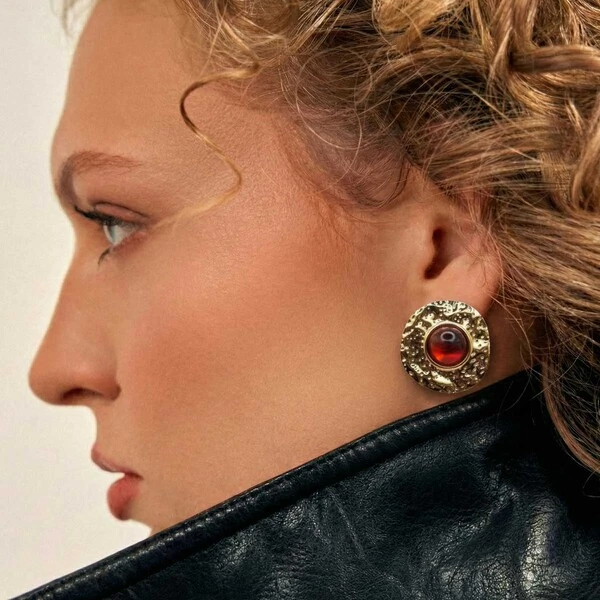 Brinco Redondo Grande com Resina Marrom em Dourado