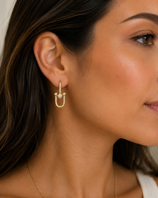 Brinco Clips c Bolinha Cravejada com Zircônias em Dourado