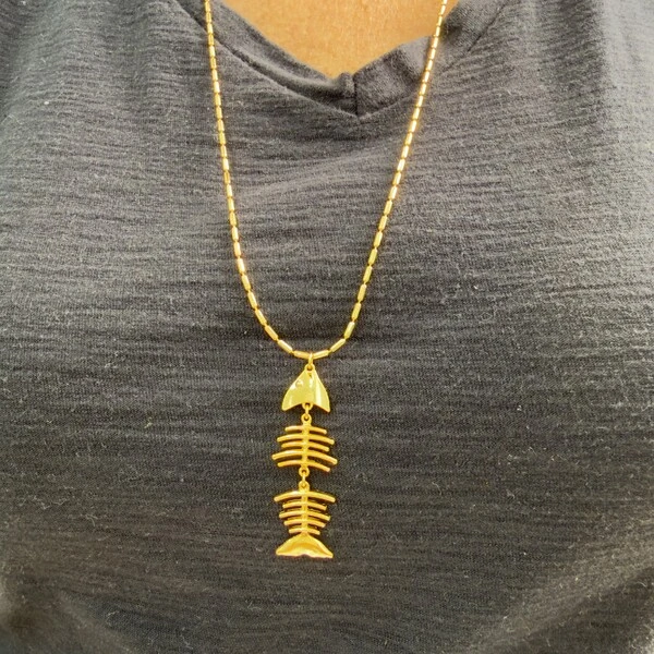 Colar Canutilhos Longo com Pingente de Peixe Maleável em Dourado