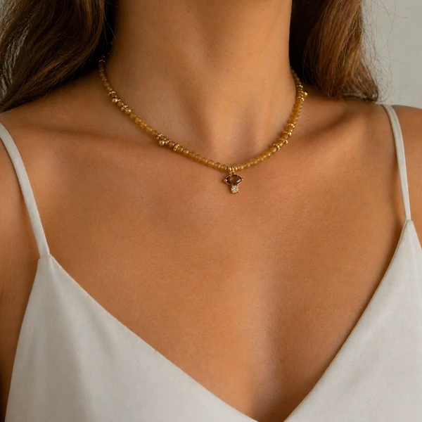 Colar Quartzo Natural com Entremeios Dourados e Pingente Navete