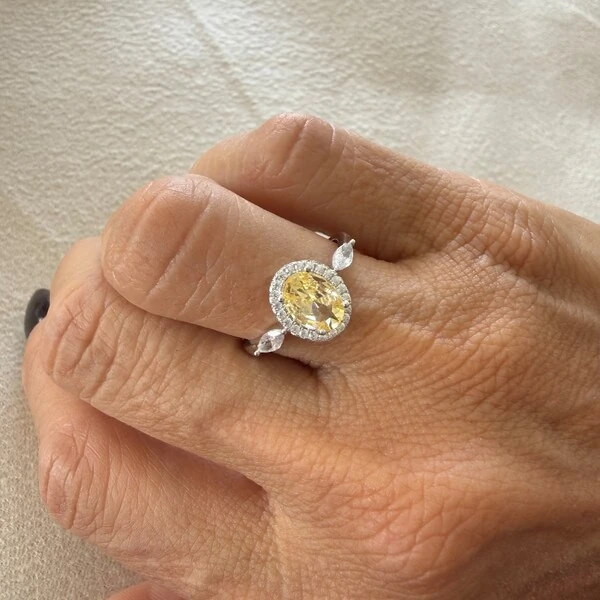 Anel Princesa Oval com Zircônias em Prata 925