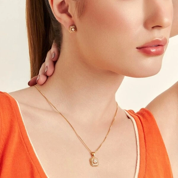 Colar Quadradinho com Pérola Miolo e Zircônias em Dourado