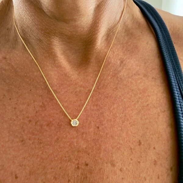 Colar Solitário Zircônia Caixa Inglesa em Dourado