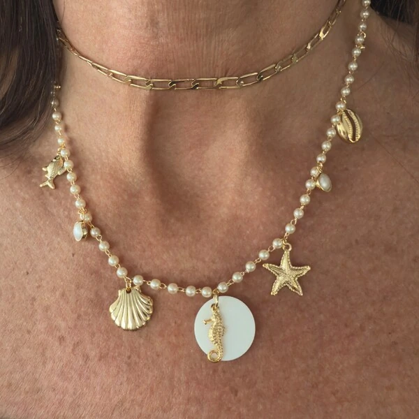 Colar Pérolas com Pingentes Pérola, Madrepérola e Dourado em Dourado