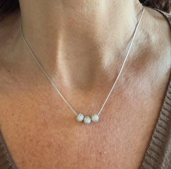 Colar com 3 Bolinhas Cravejadas com Zircônias em Ródio