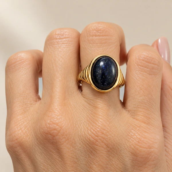 Anel Oval Resina Preta em Dourado