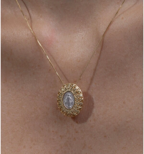 Colar Pingente Oval Bojudo Nossa Senhora em Prata 925 com Banho de Ouro
