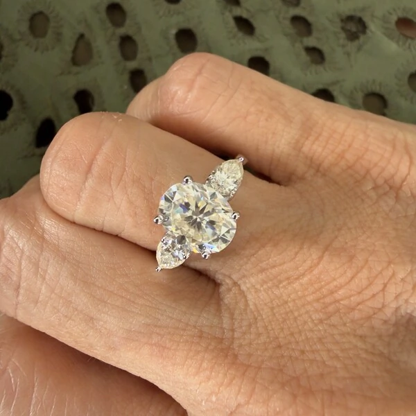 Anel Moissanite Pedra Oval 3CT e 2 Gotas em Prata 925