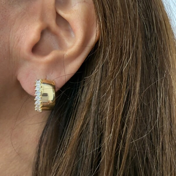 Brinco Argola Larga Parte Lisa e Cravejada em Dourado