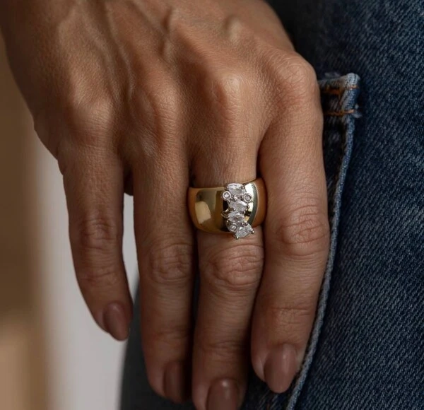 Anel Largo com Gotas de Zircônias em Dourado
