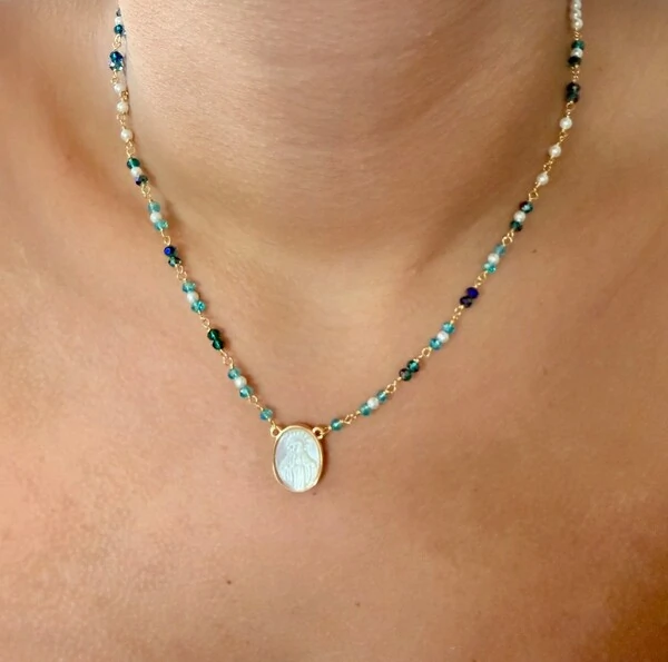 Colar com Pedras Naturais e Pingente Jesus em Madrepérola em Dourado