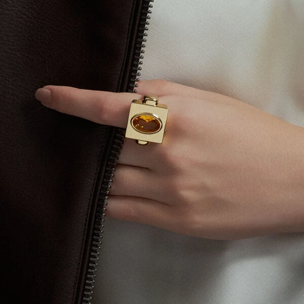 Anel Quadrado com Citrino Oval em Dourado