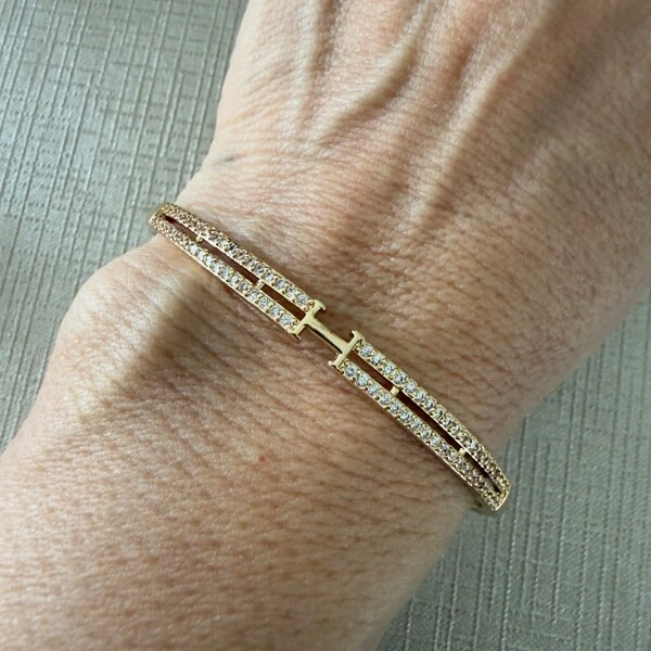 Bracelete H Cravejado com Zircônias em Dourado