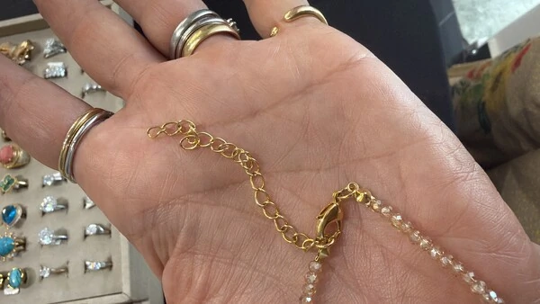 Colar Cristal Preto com Letra Inicial Cravejada com Zircônias em Dourado