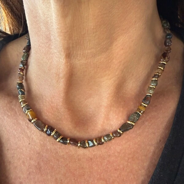 Colar Olho de Tigre com Entremeios Dourados